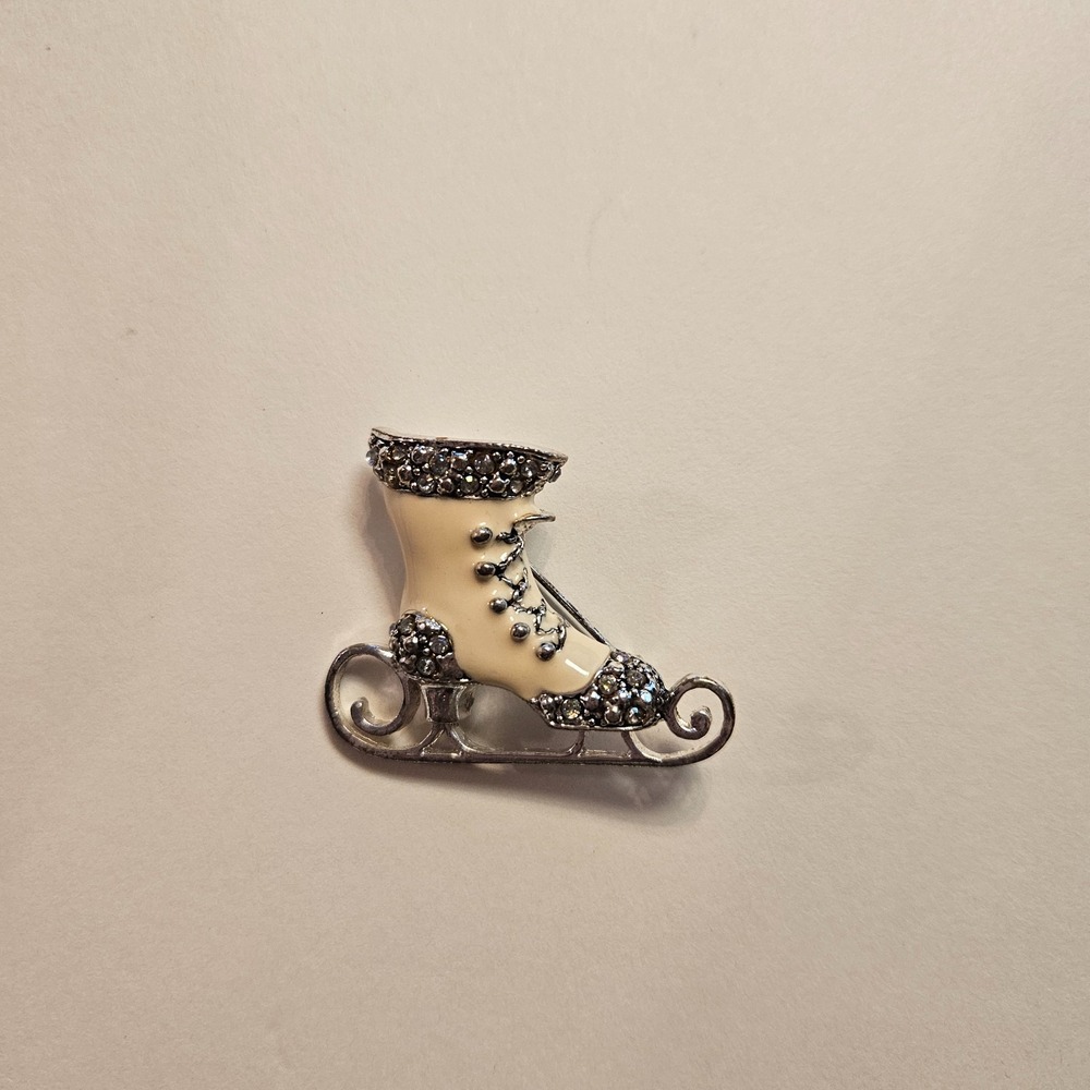 VTG Ice Skate Brooch Rhinestone Enamel Winter Christmas‎ Pin Silver Tone 1950s